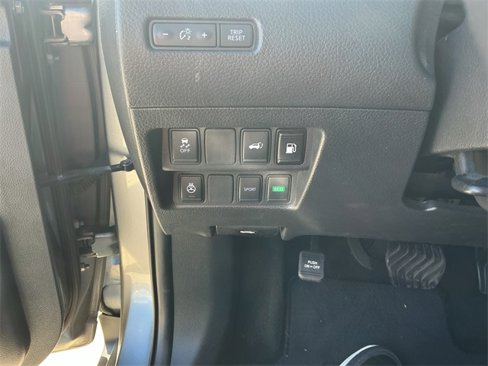 Used 2018 Nissan Rogue SV w/ Premium Package image 19