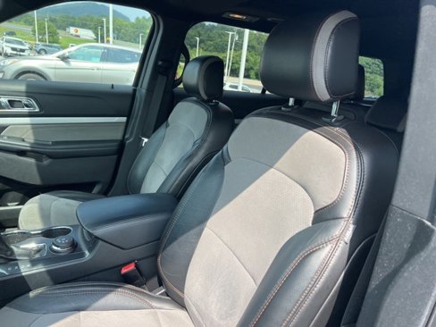 Used 2017 Ford Explorer XLT w/ Equipment Group 202A image 10