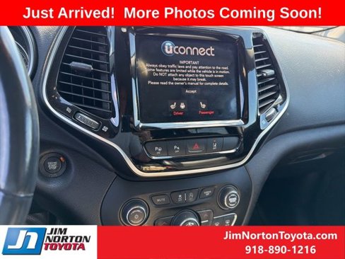 Used 2019 Jeep Cherokee Limited w/ Technology Group image 12