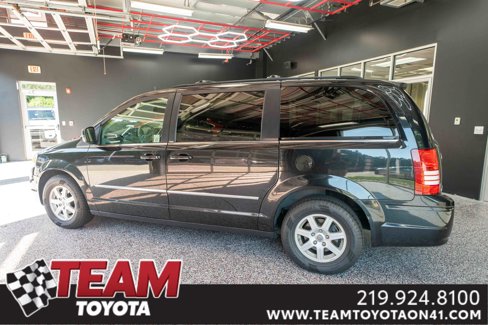 Used 2010 Chrysler Town & Country Touring image 2