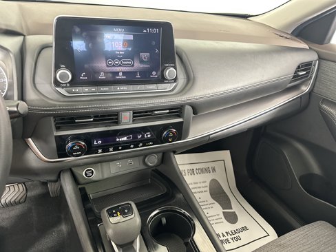 Used 2023 Nissan Rogue SV image 4