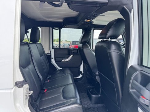 Used 2016 Jeep Wrangler Unlimited Rubicon image 10