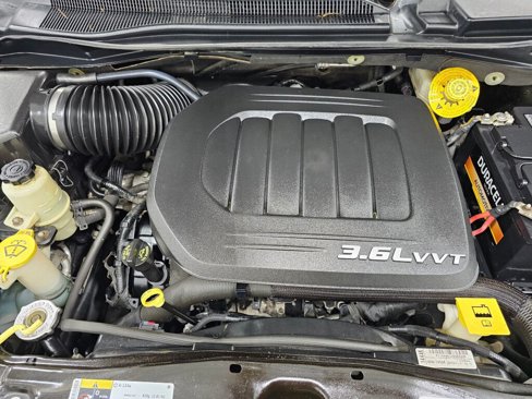 Used 2015 Chrysler Town & Country Touring-L w/ Driver Convenience Group image 28