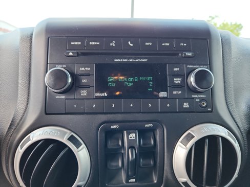 Used 2015 Jeep Wrangler Unlimited Sahara w/ Connectivity Group image 28