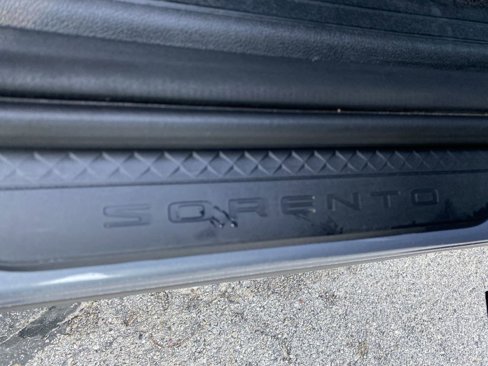 Used 2021 Kia Sorento LX image 38