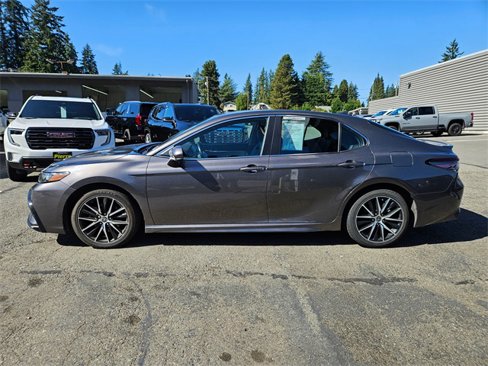 Used 2021 Toyota Camry SE image 2