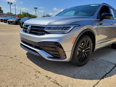 Used 2022 Volkswagen Tiguan SE R-Line image 16