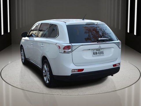 Used 2014 Mitsubishi Outlander SE image 9