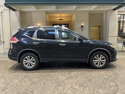 Used 2016 Nissan Rogue SV w/ SV Premium Package image 2