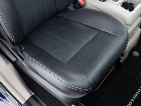 Used 2016 Chrysler Town & Country Touring image 25