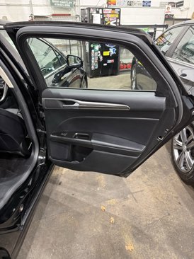 Used 2017 Ford Fusion SE w/ Fusion SE Technology Package image 16