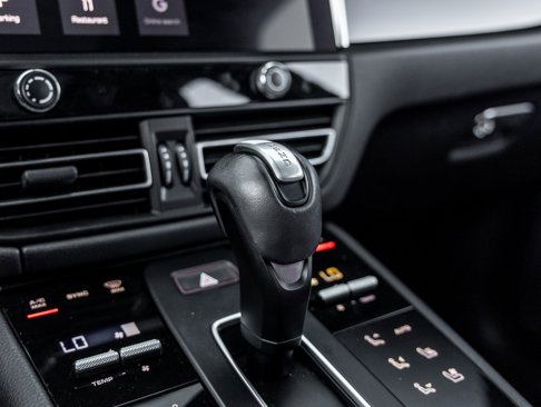 Certified 2023 Porsche Macan image 28