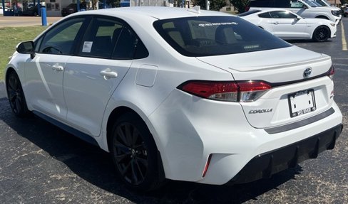 Used 2025 Toyota Corolla SE w/ SE Premium Package image 6