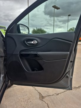 Used 2023 Jeep Cherokee Altitude Lux image 23