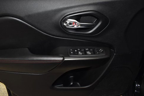 Used 2019 Jeep Cherokee Trailhawk image 26