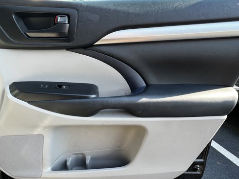 Used 2015 Toyota Highlander LE image 41
