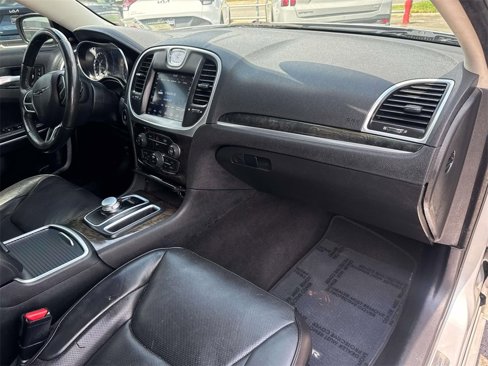 Used 2020 Chrysler 300 Limited image 25