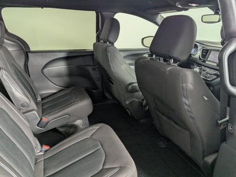Used 2020 Chrysler Pacifica Touring w/ S Appearance Package image 19