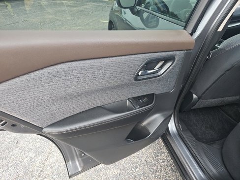 Used 2023 Nissan Rogue SV image 12