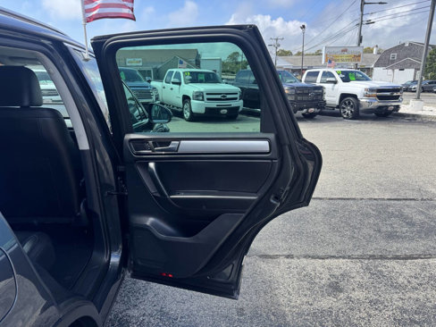 Used 2014 Volkswagen Touareg Sport image 32