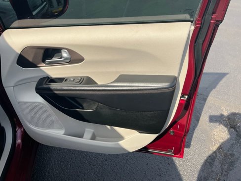 Used 2018 Chrysler Pacifica Touring-L w/ Tire & Wheel Group image 29