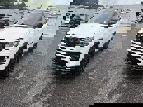 Used 2023 Jeep Compass Altitude image 1