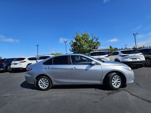 Used 2017 Toyota Camry SE image 4