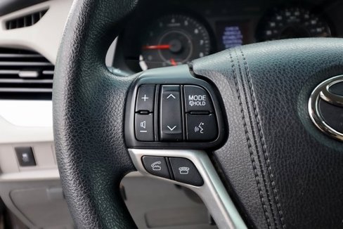 Used 2015 Toyota Sienna LE image 53
