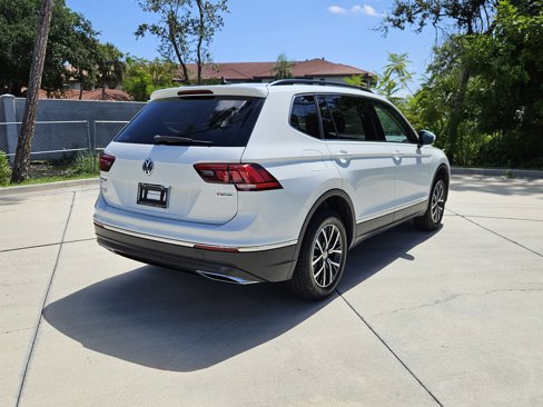 Used 2020 Volkswagen Tiguan SE w/ Panoramic Sunroof Package image 7