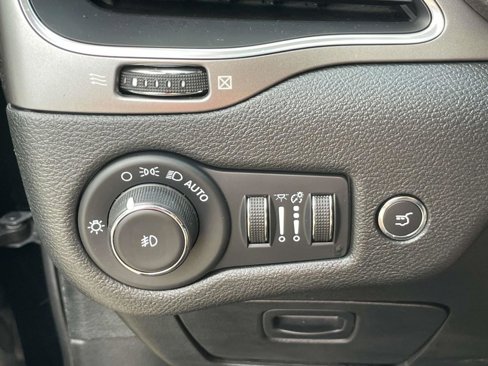Used 2022 Jeep Cherokee Latitude Lux w/ Sun & Sound Group image 19