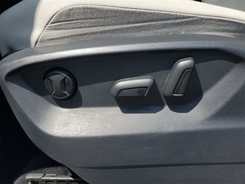 Used 2021 Volkswagen Tiguan SE image 19