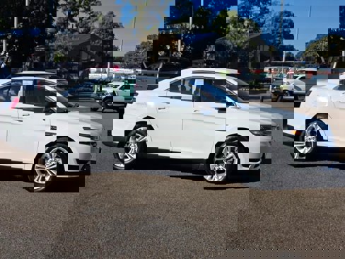 Used 2016 Ford Taurus SE image 2