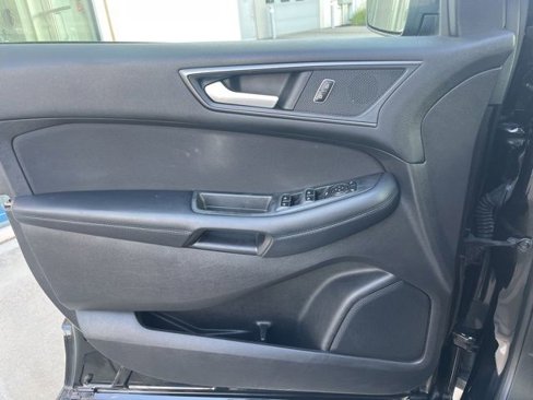 Used 2018 Ford Edge SE image 11