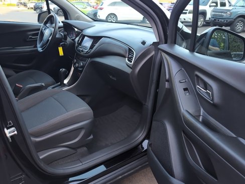 Used 2021 Chevrolet Trax LS w/ Tint and Cruise Package image 5