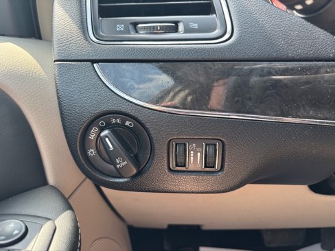 Used 2016 Chrysler Town & Country Touring image 25