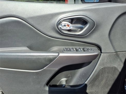 Used 2019 Jeep Cherokee Latitude w/ Popular Appearance Group image 3