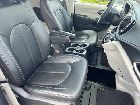 Used 2022 Chrysler Pacifica Touring-L image 23
