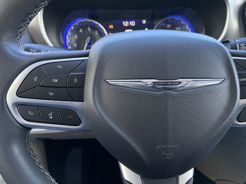 Used 2022 Chrysler Pacifica Touring-L image 14