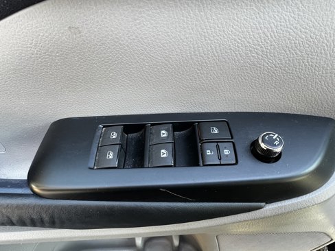 Used 2015 Toyota Highlander LE image 14