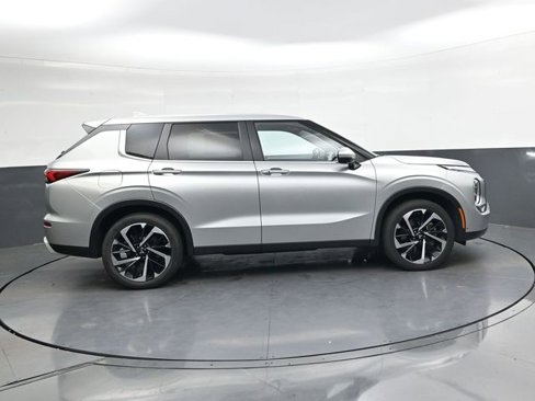 Used 2024 Mitsubishi Outlander SE image 3
