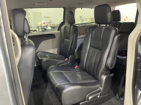 Used 2013 Chrysler Town & Country Touring-L w/ Driver Convenience Group image 14