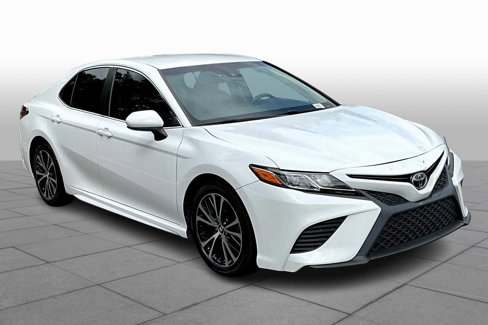 Certified 2018 Toyota Camry SE image 2