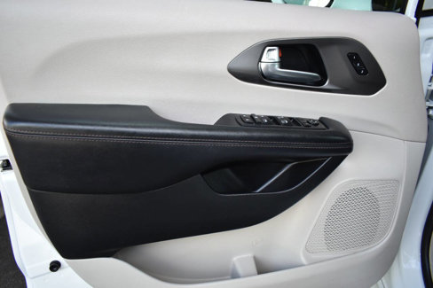 Used 2020 Chrysler Pacifica Touring-L image 17