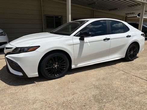 Used 2021 Toyota Camry SE w/ Convenience Package image 9