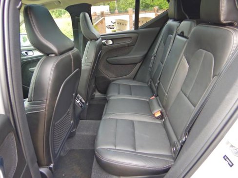 Used 2024 Volvo XC40 B5 Core image 14
