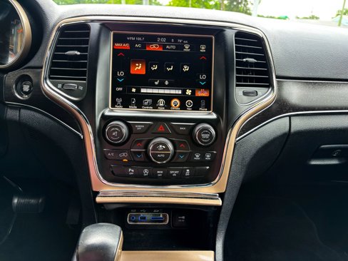 Used 2017 Jeep Grand Cherokee Limited image 24