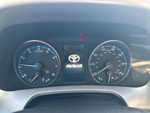 Used 2018 Toyota RAV4 XLE image 15