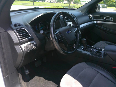 Used 2017 Ford Explorer XLT w/ XLT Appearance Package image 10