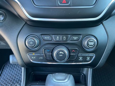Used 2019 Jeep Cherokee Latitude Plus w/ Cold Weather Group image 23