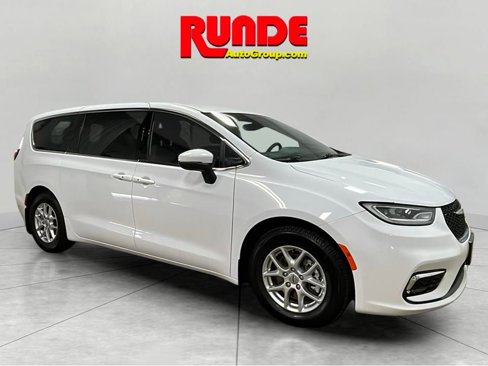 Used 2023 Chrysler Pacifica Touring image 7